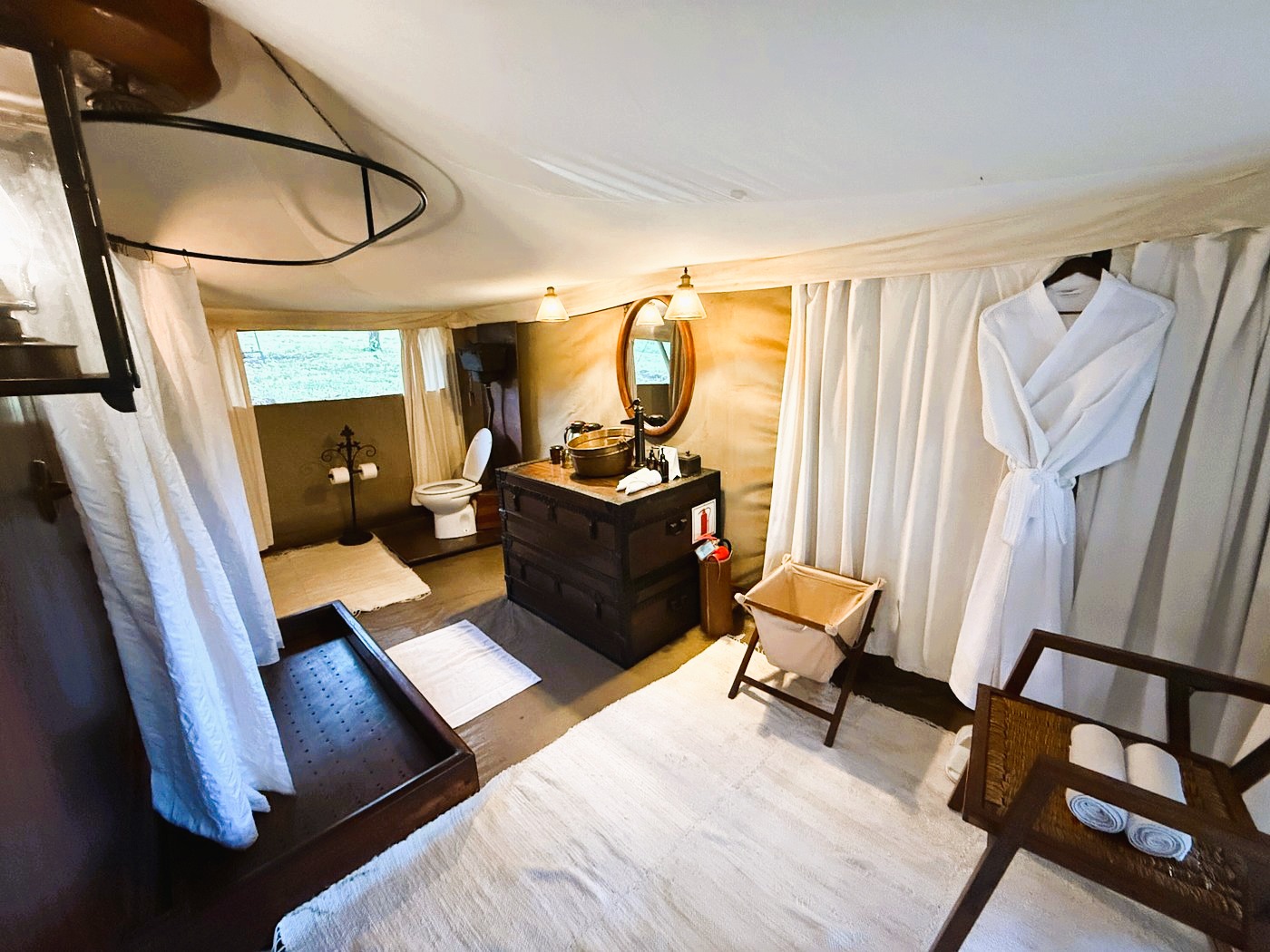 elerwana-serengeti-pioneer-camp-bath-room-display