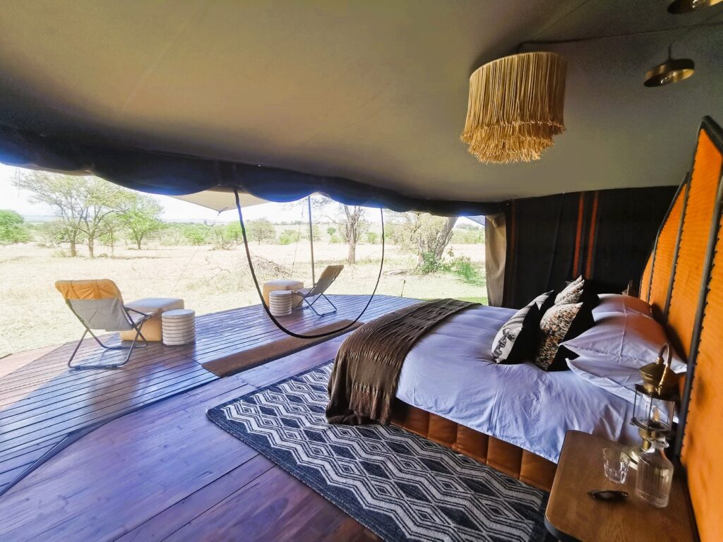 Safari-lodge-bedroom-Tanzania