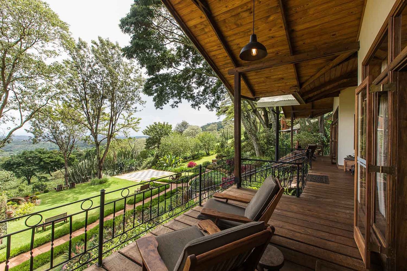 lodge-exterior-view-ngorongoro-Tanzania
