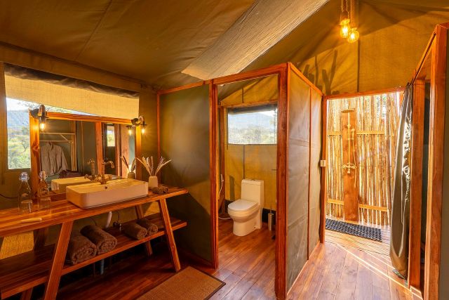 lodge-bathroom-view-serengeti-safari