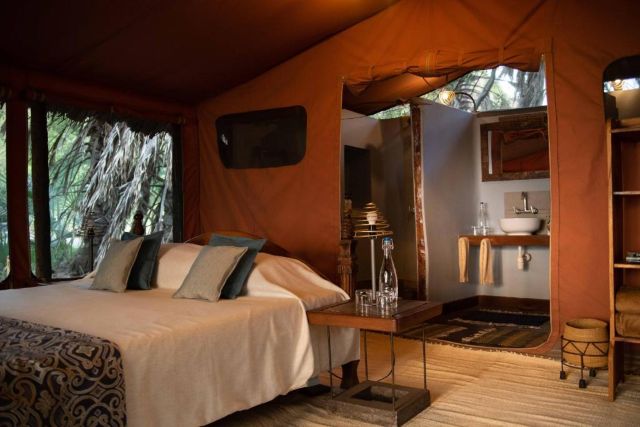 Lodge-bedroom-view-lake-eyasi