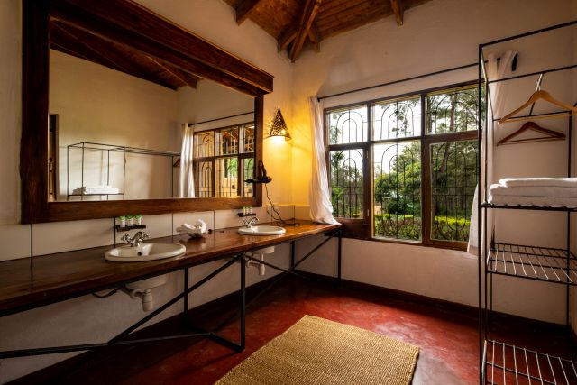 lodge-bathroom-view-ngorongoro