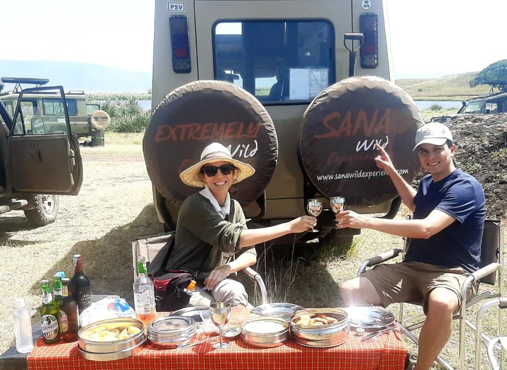 sana-guests-having-lunch-during-tanzania-honeymoon-safari